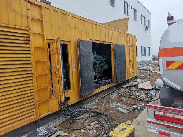 寒亭如何在发电机出租合同中约定设备的维修和保养责任？